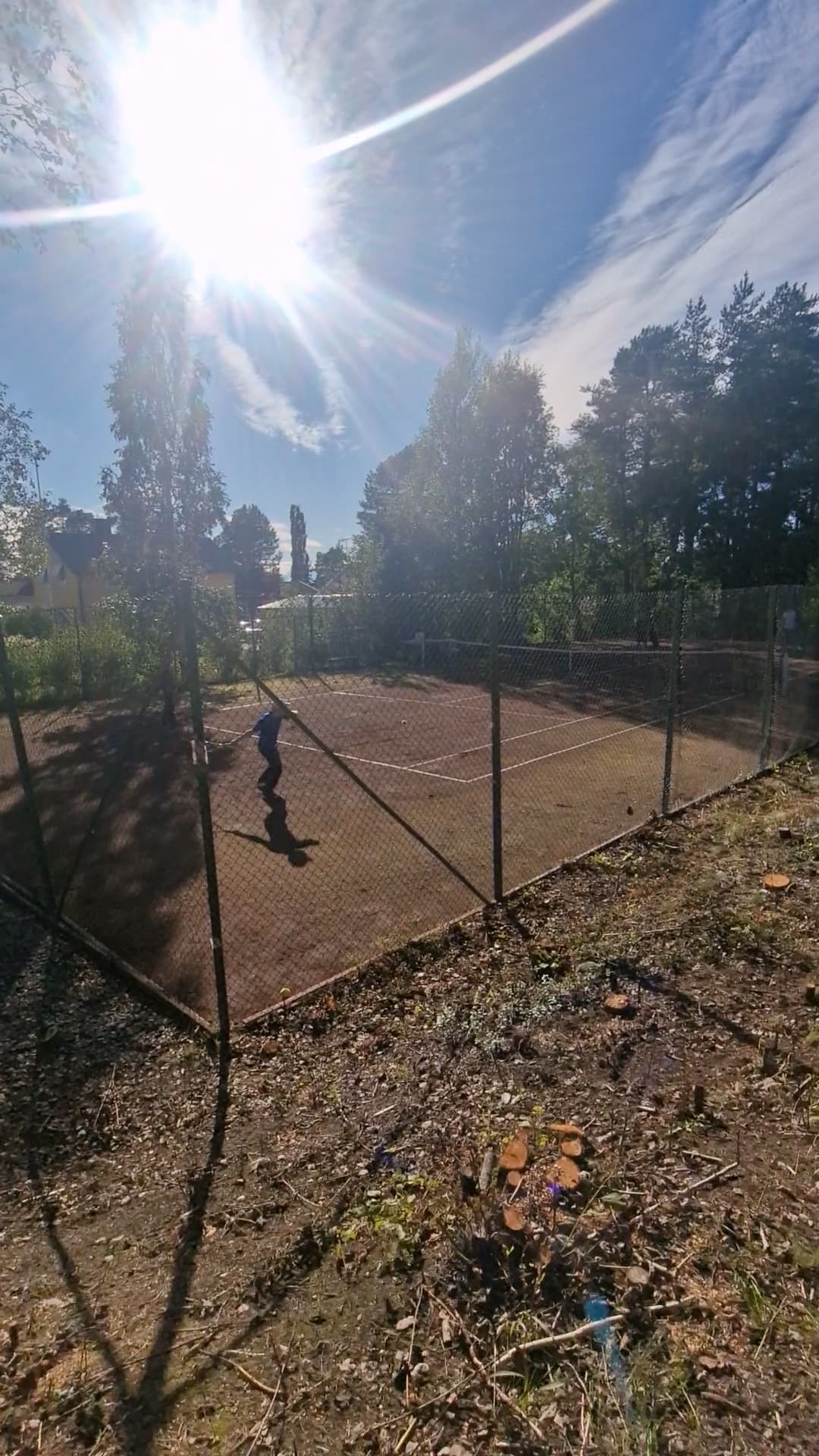 Överblick över den återställda tennisbanan vid Rammelberget