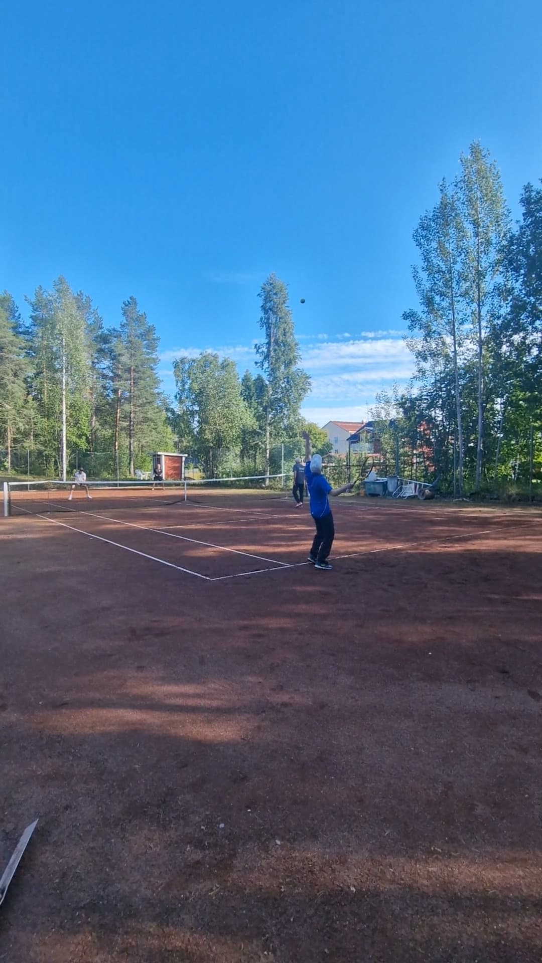 Tennisspelare servar på grusbanan i Kalix